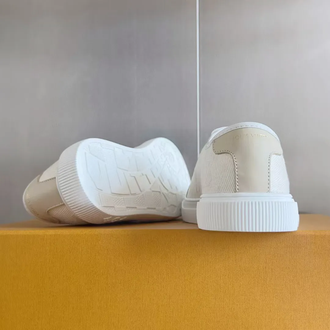 👟👟Ex-factory price 420👟👟 LV Louis Vuitton L Home Donkey Brand’s latest Lagoon series Thick-soled denim denim Embossed Presbyopia Thick-soled Casual sneakers Skateboard shoes Original purchase and development Production This Lagoon sneaker is made of Monogram denim, injecting a retro flavor into the classic design. The Louis Vuitton logo pops out from the leather trim, and the inscribed eyelets, trim and laces highlight the exquisite details. The rubber outsole embellished with Monogram flowers completes the whole. Exquisitely packaged at the delivery counter🛍📦 ▪️ Fabric: Original imported custom first-layer cowhide ▪️ Lining: Original imported cowhide lining ▪️ Sole: Original open-molded non-slip TPU material ▪️ Bottom thickness: 2.5CM ▪️ Size: Women's size 35-40 (41, 42 can be customized)